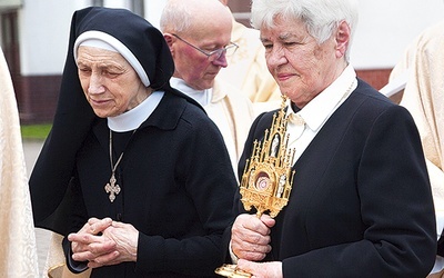  S. Stanizja i Danuta Rybicka uroczyście wprowadziły relikwie do złocienieckiego kościoła Mariackiego