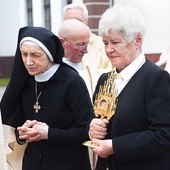  S. Stanizja i Danuta Rybicka uroczyście wprowadziły relikwie do złocienieckiego kościoła Mariackiego