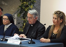 Od lewej: s. Adele Labianca, ks. Federico Lombardi i Floribeth Mora Díaz