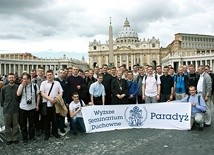  O tym wydarzeniu będą pisać w podręcznikach do historii. Uczestniczyli w nim także nasi diecezjanie. Na zdjęciu: Klerycy z paradyskiego seminarium z bp. Stefanem Regmuntem