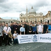  O tym wydarzeniu będą pisać w podręcznikach do historii. Uczestniczyli w nim także nasi diecezjanie. Na zdjęciu: Klerycy z paradyskiego seminarium z bp. Stefanem Regmuntem