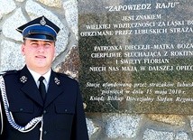  Wójt i prezes OSP w Przytocznej Bartłomiej Kucharyk przy stacji Kalwarii Rokitniańskiej, ufundowanej przez lubuskich strażaków 