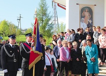 Licznie zgromadzeni parafianie z Jankowej w oczekiwaniu na obraz