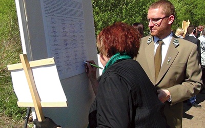  Leśnicy i goście podpisali akt upamiętniający wydarzenie