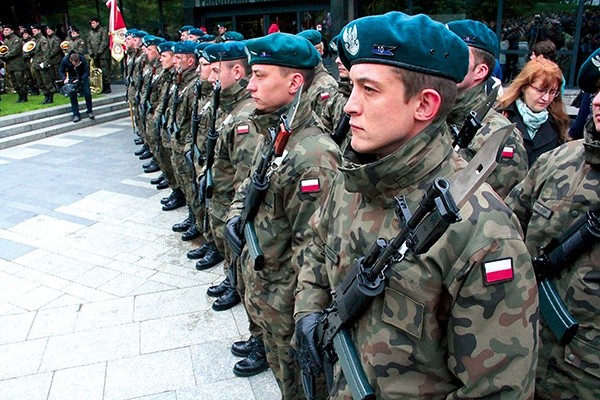 Dowódca Garnizonu Wrocław  płk Krzysztof Krużycki, nawiązując do zapisów o wojskowości w Konstytucji 3 maja, życzył Polakom dumy ze swoich żołnierzy