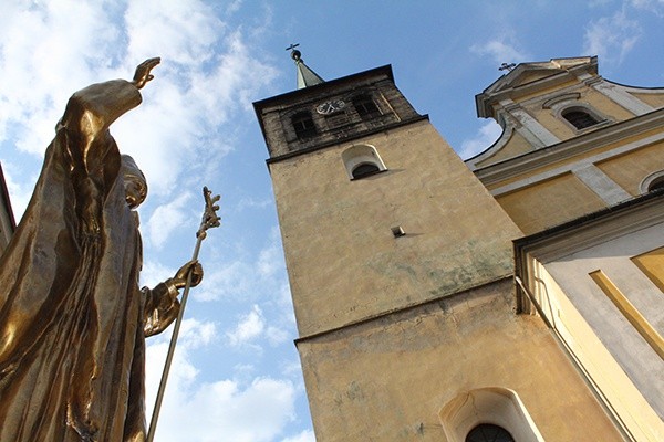 Św. Piotr, pierwszy papież, i św. papież Polak symbolicznie spotykają się w dusznickim kościele