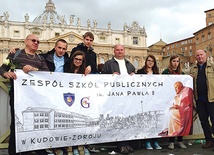 Watykan, 27 kwietnia – są dumni, że mogli zrobić to zdjęcie właśnie w tym miejscu i tego dnia
