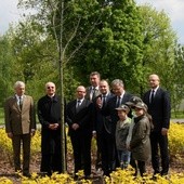 Prezydent posadził drzewko w parku, w którym niedawno wycięto 350 innych drzew