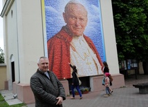 - Parafianie często tu przychodzą i odnajdują siebie na papieskim portrecie - mówi proboszcz ks. Dariusz Skrok