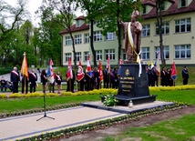 Pomnik Jana Pawła II w Skrzyszowie 