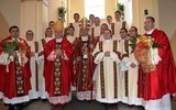 Nowi diakoni z księżmi biskupami i swoimi przełożonymi z krakowskiego seminarium