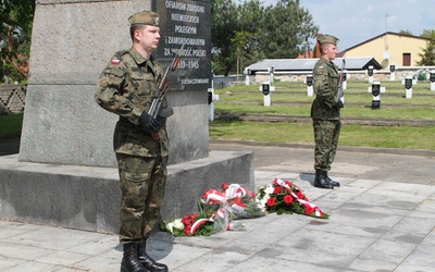 W 69. rocznicę zakończenia II wojny światowej na cmentarzach i pod pomnikami zaciągnięto warty