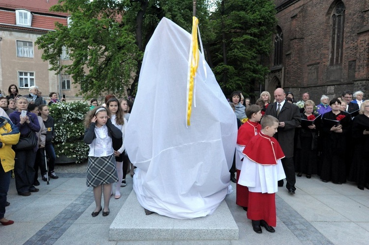 8 maja - pomnik odsłonięty