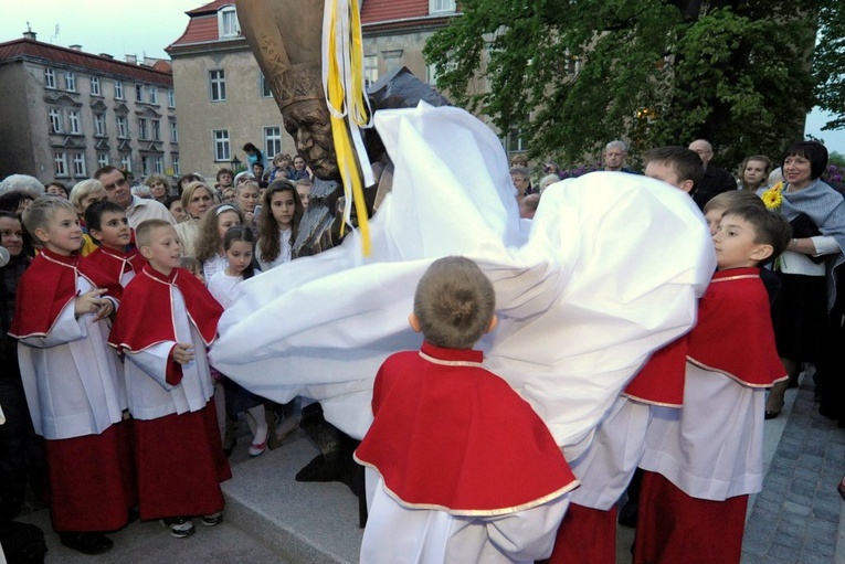 8 maja - pomnik odsłonięty