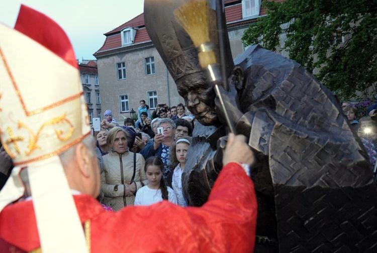 8 maja - pomnik odsłonięty