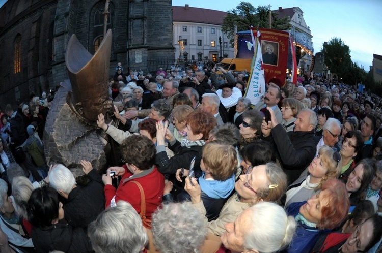 8 maja - pomnik odsłonięty