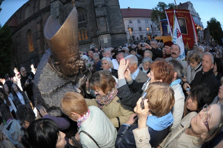 8 maja - pomnik odsłonięty