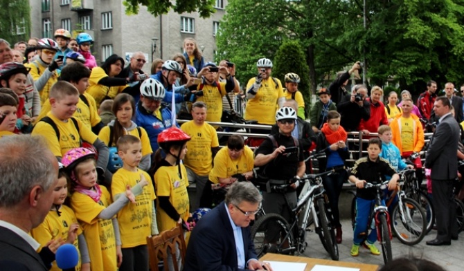 Prezydent Bronisław Komorowski podpisał ustawę w Bielsku-Białej, w obecności uczestników startu 36. Rodzinnego Rajdu Rowerowego