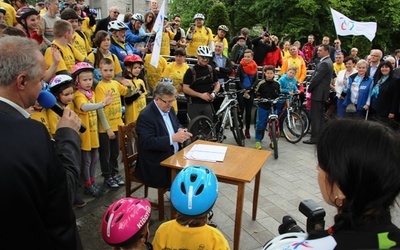 Prezydent Komorowski z cyklistami w Bielsku-Białej