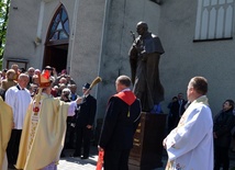 Pomnik poświęcił bp Henryk Tomasik