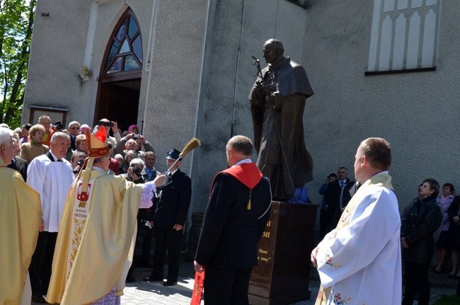 Pomnik poświęcił bp Henryk Tomasik