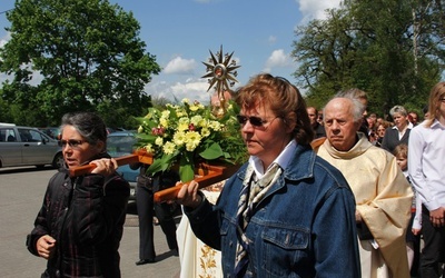 Po uroczystej Eucharystii do starego kościoła przeniesiono relikwie bł. o. Stanisława Papczyńskiego