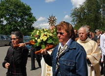 Po uroczystej Eucharystii do starego kościoła przeniesiono relikwie bł. o. Stanisława Papczyńskiego