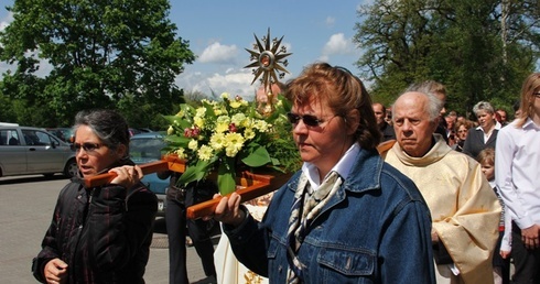 Po uroczystej Eucharystii do starego kościoła przeniesiono relikwie bł. o. Stanisława Papczyńskiego