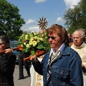 Po uroczystej Eucharystii do starego kościoła przeniesiono relikwie bł. o. Stanisława Papczyńskiego