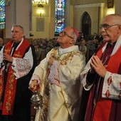 Bp Enrico dal Covolo w asyście księży: Andrzeja Więckowskiego i Wojciecha Góralskiego