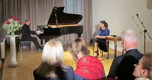 W sali koncertowej pałacu w Sannikach wystąpili Konrad Skolarski i Justyna Sieńczyłło