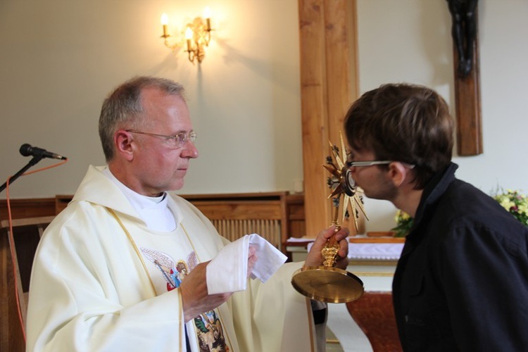 Elewacja relikwi bł. o. Stanisława Papczyńskiego w Puszczy Mariańskiej