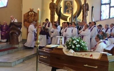 Ostatnie pożegnanie śp. ks. kanonika Karola Tomali w kościele w Zaborzu
