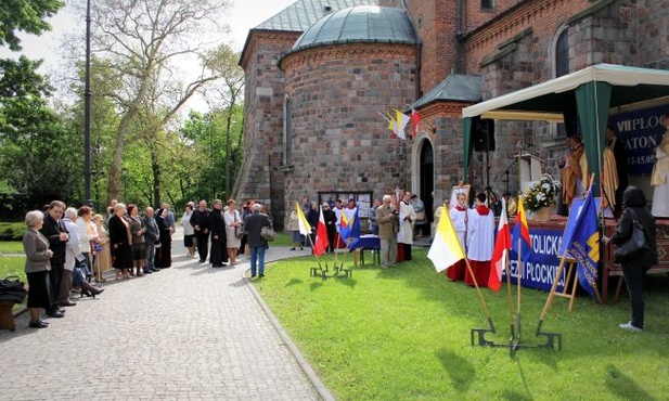 Płocczanie czytają Księgi Starego i Nowego Testamentu przed katedrą 