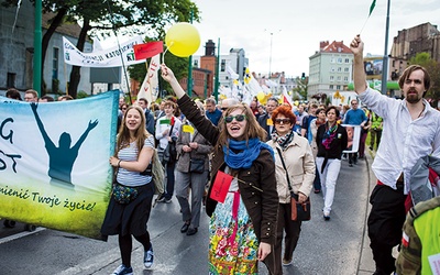  11.05.2014. Poznań. Ponad 3 tys. osób przeszło ulicami Poznania w Marszu dla Życia przebiegającym pod hasłem: „Zrób krok! Zróbmy razem milion kroków dla życia!”. Do jego uczestników i organizatorów swoje pozdrowienia skierował w specjalnym liście papież Franciszek.