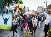  11.05.2014. Poznań. Ponad 3 tys. osób przeszło ulicami Poznania w Marszu dla Życia przebiegającym pod hasłem: „Zrób krok! Zróbmy razem milion kroków dla życia!”. Do jego uczestników i organizatorów swoje pozdrowienia skierował w specjalnym liście papież Franciszek.