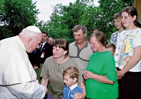 Jan Paweł II zawsze żył sprawami rodziny. W 1999 r. odwiedził niespodziewanie wielodzietną rodzinę na Mazurach 