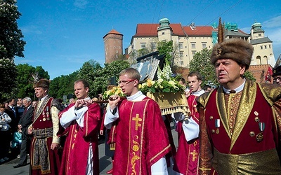  W tradycyjnej krakowskiej procesji niesiono także relikwie św. Jana Pawła II