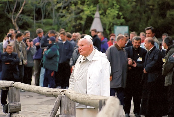  Jan Paweł II, wyraźnie wzruszony, wpatrywał się w górskie szczyty okalające Morskie Oko, samotnie, oddalony na kilka metrów od przypadkowych turystów znajdujących się akurat w tym miejscu, zajętych rozmową – opowiada o swoim najlepszym ujęciu fotograf