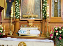 Ołtarz z wizerunkiem  Jezusa Miłosiernego w klasztornej kaplicy. Zdjęcie zrobione po pierwszym etapie sprzątania, gdy usunięto już zabrudzenia  z szyby obrazu