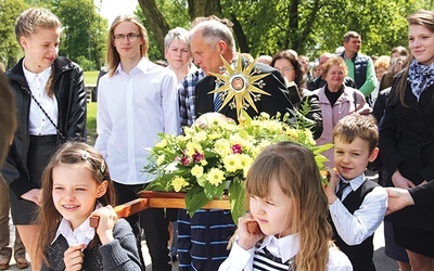 W Niedzielę Dobrego Pasterza relikwie bł. o. Papczyńskiego procesyjnie wniesiono do drewnianego kościoła, gdzie oddano im cześć przez ucałowanie