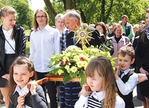 W Niedzielę Dobrego Pasterza relikwie bł. o. Papczyńskiego procesyjnie wniesiono do drewnianego kościoła, gdzie oddano im cześć przez ucałowanie