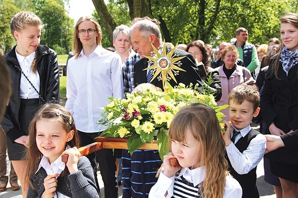 W Niedzielę Dobrego Pasterza relikwie bł. o. Papczyńskiego procesyjnie wniesiono do drewnianego kościoła, gdzie oddano im cześć przez ucałowanie