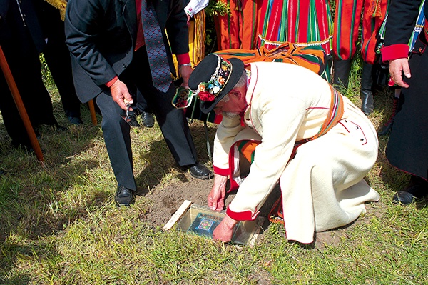  Przed „Domkiem Reymonta” mieszkańcy Lipiec i miłośnicy polskiego noblisty wmurowali kamień węgielny pod pomnik poświęcony najsławniejszemu kolejarzowi świata 