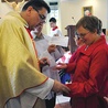 CEF, 11 maja. Podczas Mszy św. na zakończenie dni skupienia niektórzy przyjęli sakrament namaszczenia chorych