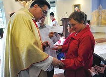 CEF, 11 maja. Podczas Mszy św. na zakończenie dni skupienia niektórzy przyjęli sakrament namaszczenia chorych