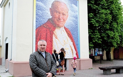  – Parafianie często tu przychodzą i szukają swoich zdjęć na papieskim portrecie – mówi proboszcz ks. Dariusz Skrok 