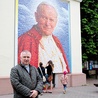  – Parafianie często tu przychodzą i szukają swoich zdjęć na papieskim portrecie – mówi proboszcz ks. Dariusz Skrok 