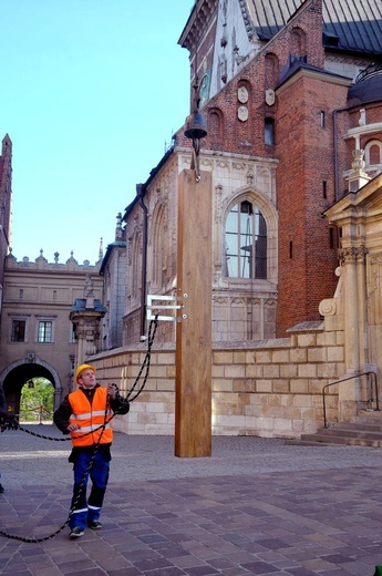 Zawieszenie dzwonu "Jan Paweł II"