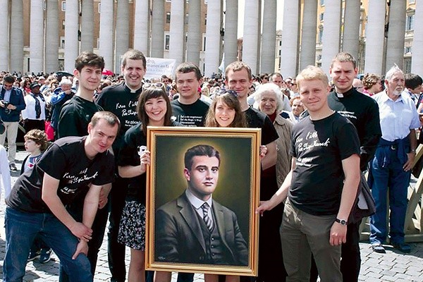 Delegacja młodych ludzi z Rybnika na placu św. Piotra w Rzymie